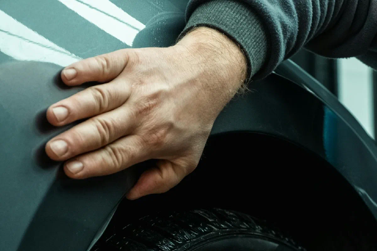 Technicien CarrXpert au travail sur un véhicule à Matane